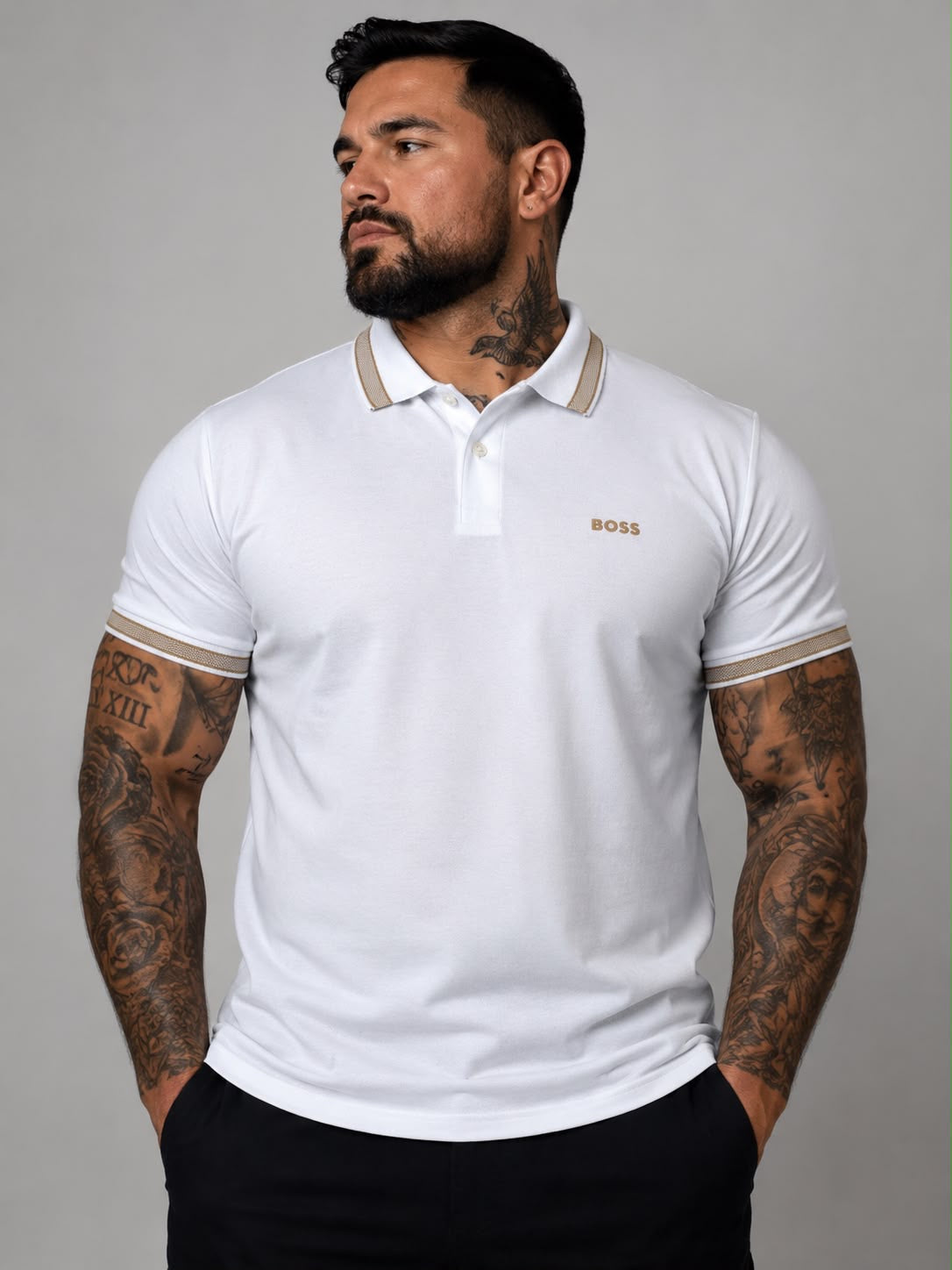 Playera caballero Tipo Polo B@SS Blanca con Detalles Beige