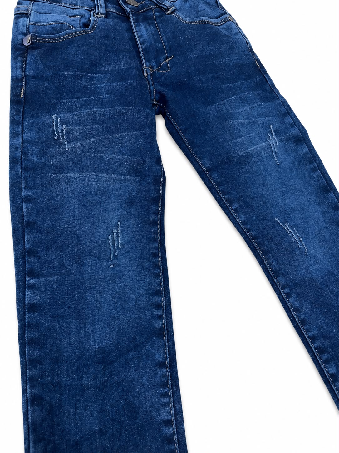 Pantalón niño mezclilla azul oscuro con detalles desgastados