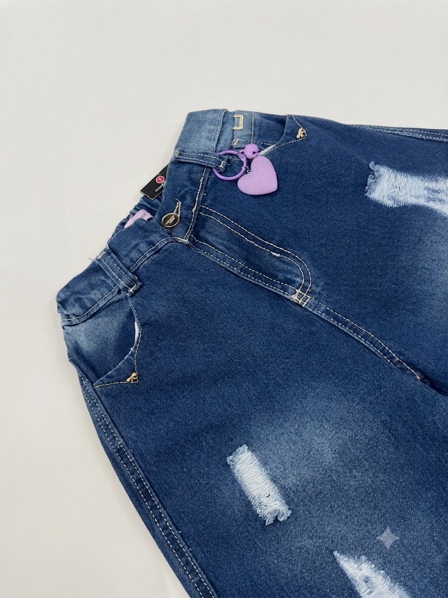 Pantalón niña corte wide leg mezclilla con llavero de corazón
