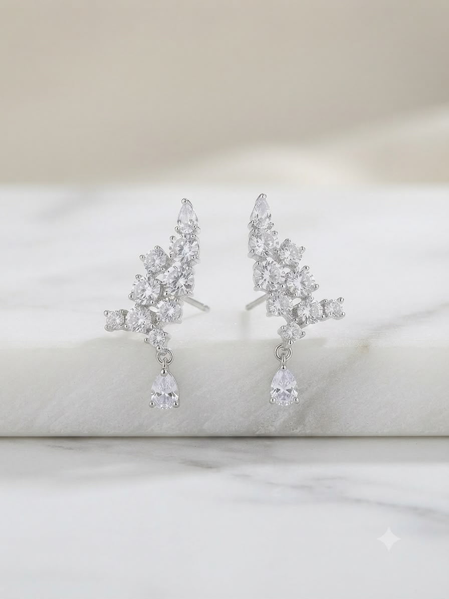 Aretes plateados con cristales diseño floral asimétrico