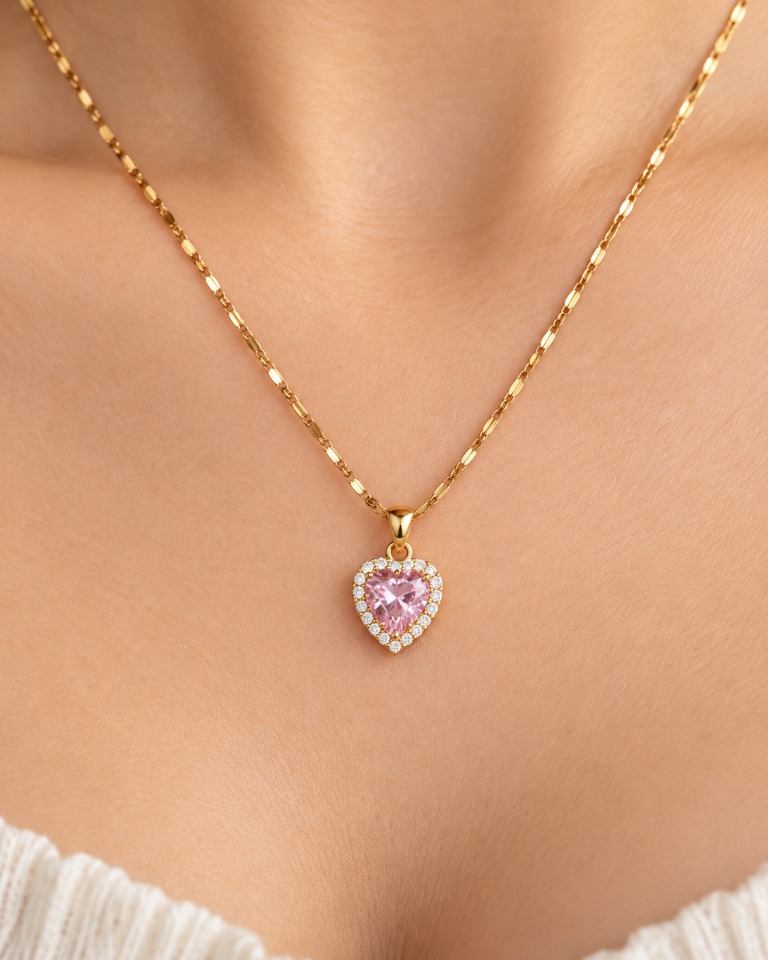 Collar dama dorado con dije de corazón rosa y detalles brillantes