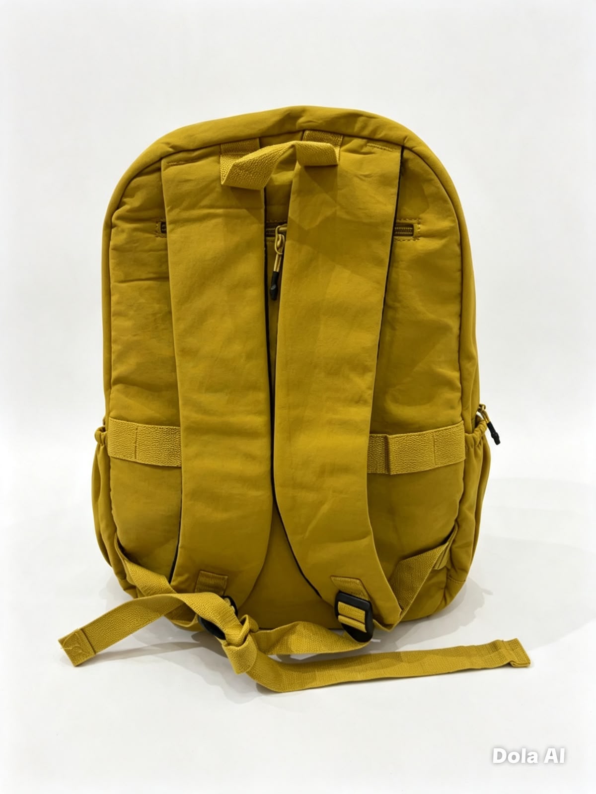 Mochila juvenil color mostaza con múltiples compartimentos