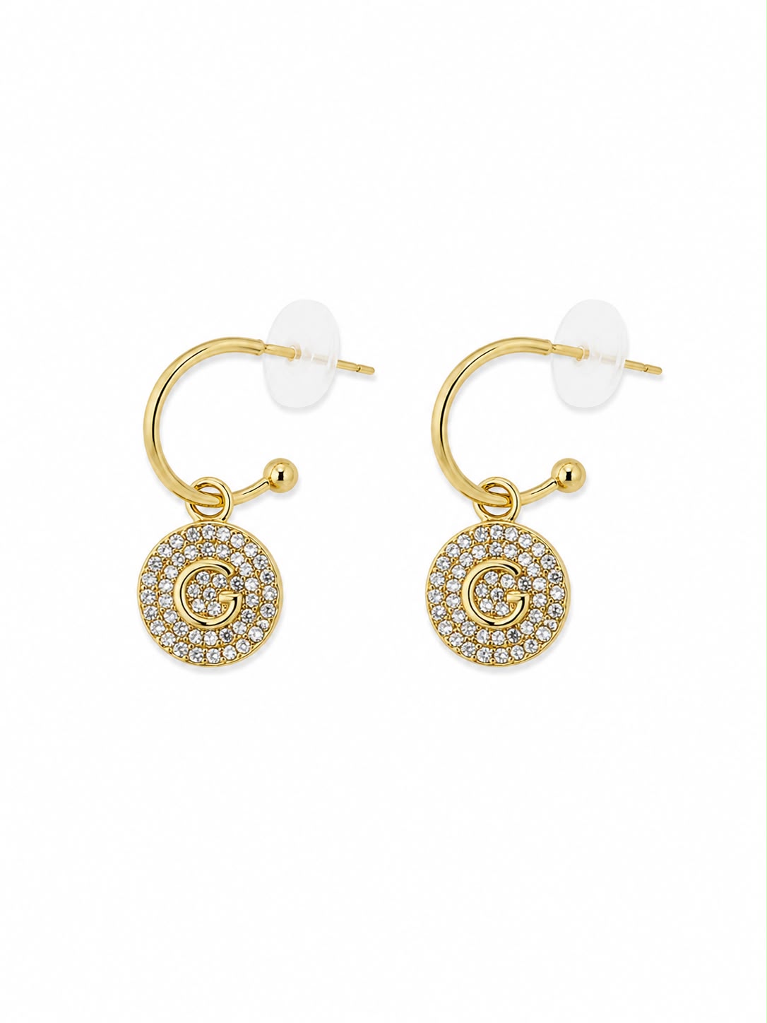 Aretes tipo argolla dorados con dije de inicial “G” y cristales brillantes