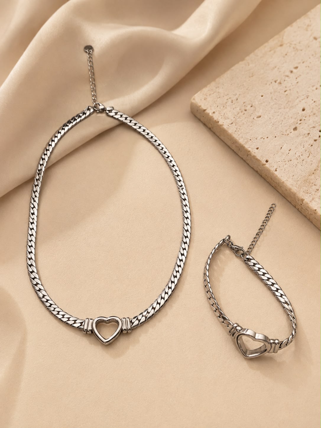 Set accesorio collar y pulsera con corazón plateado