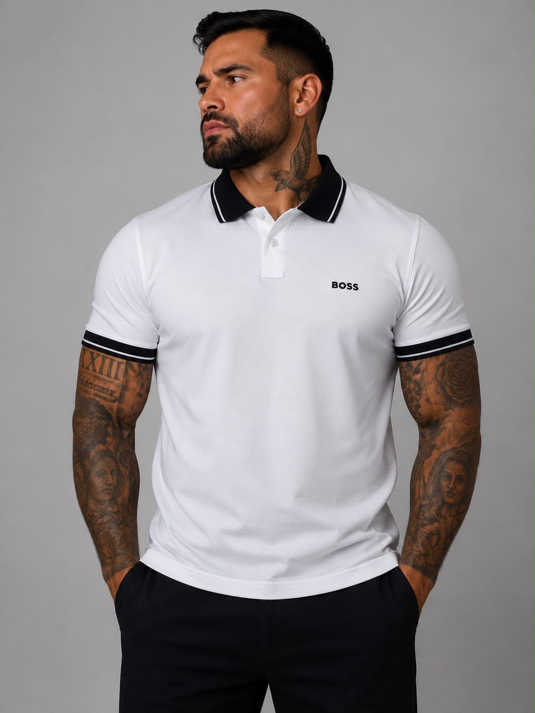 Playera Caballero Tipo PoloB@SS Blanca con Cuello Negro y Detalles en Blanco