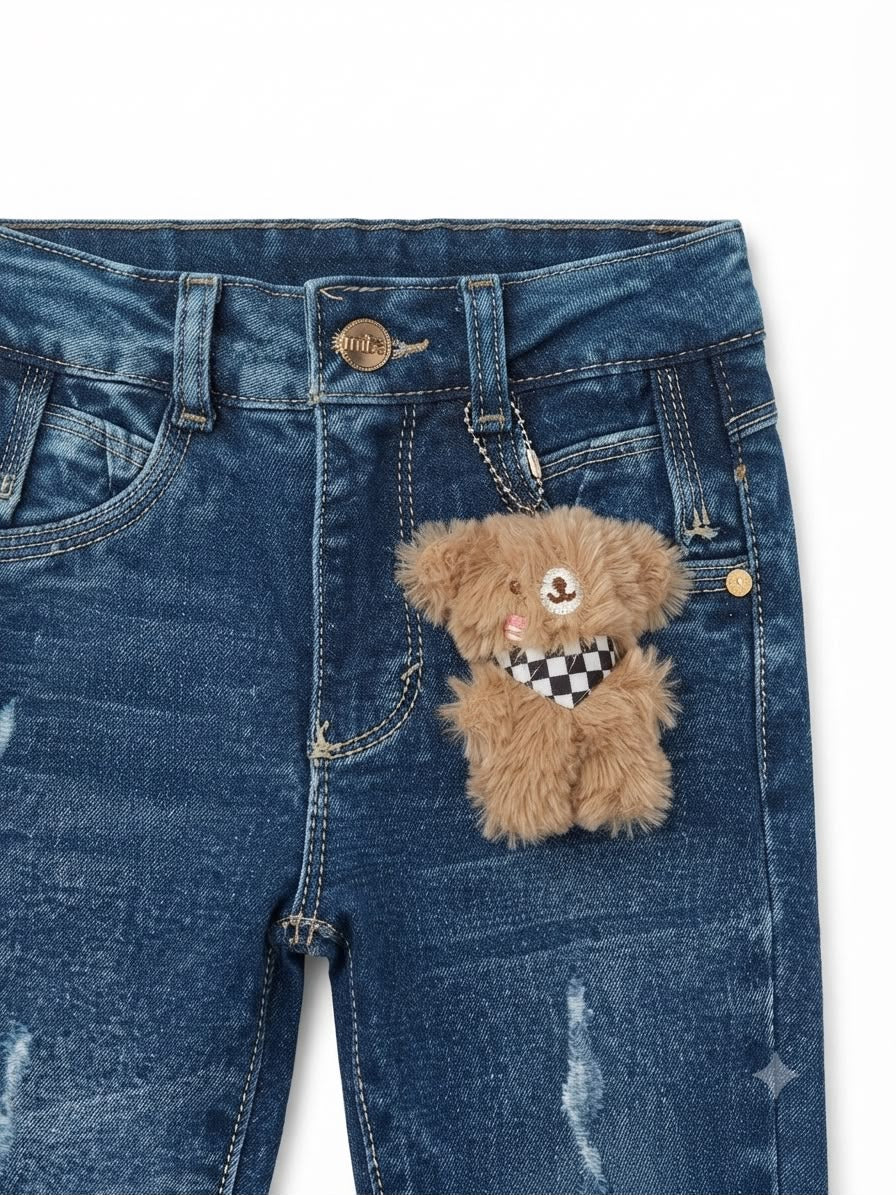 Pantalón niña acampanado de mezclilla con llavero de osito