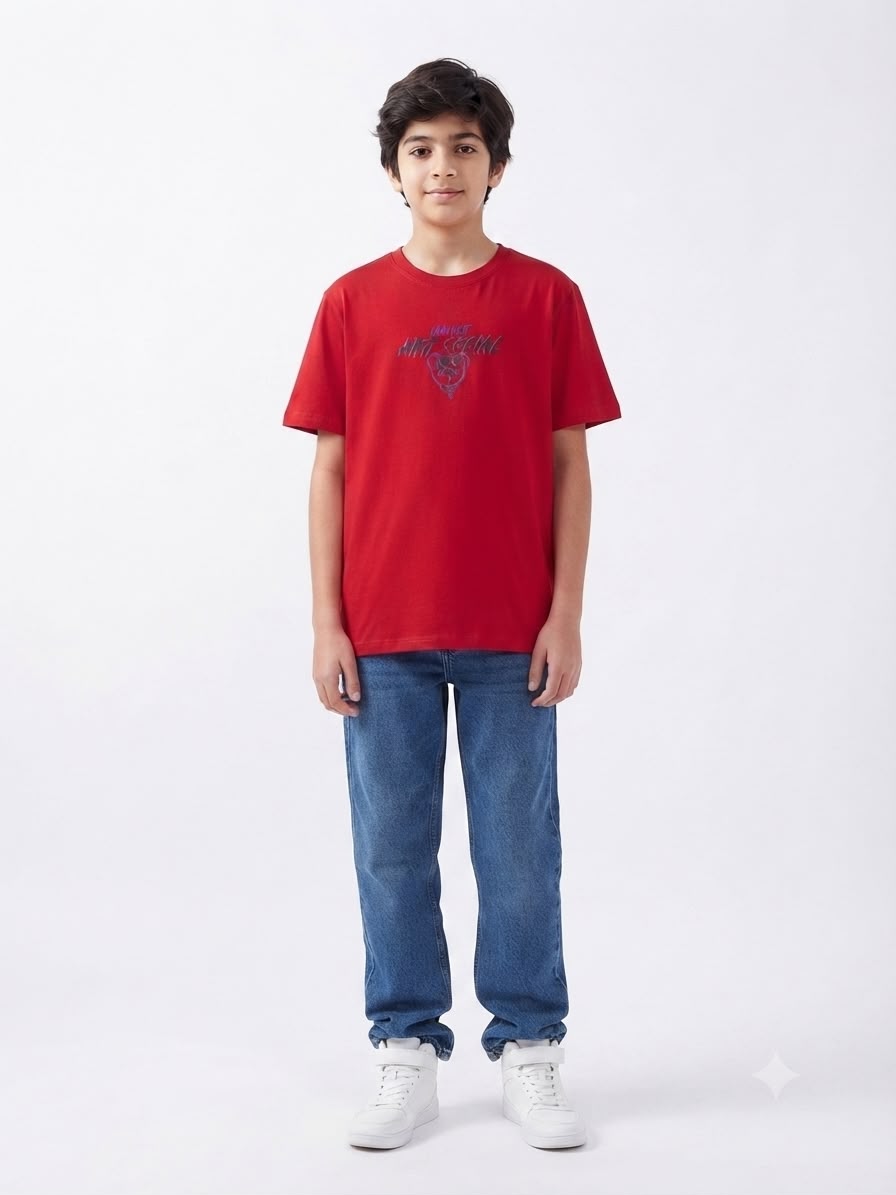 Playera niño cuello redondo manga corta color rojo con estampado frontal moderno