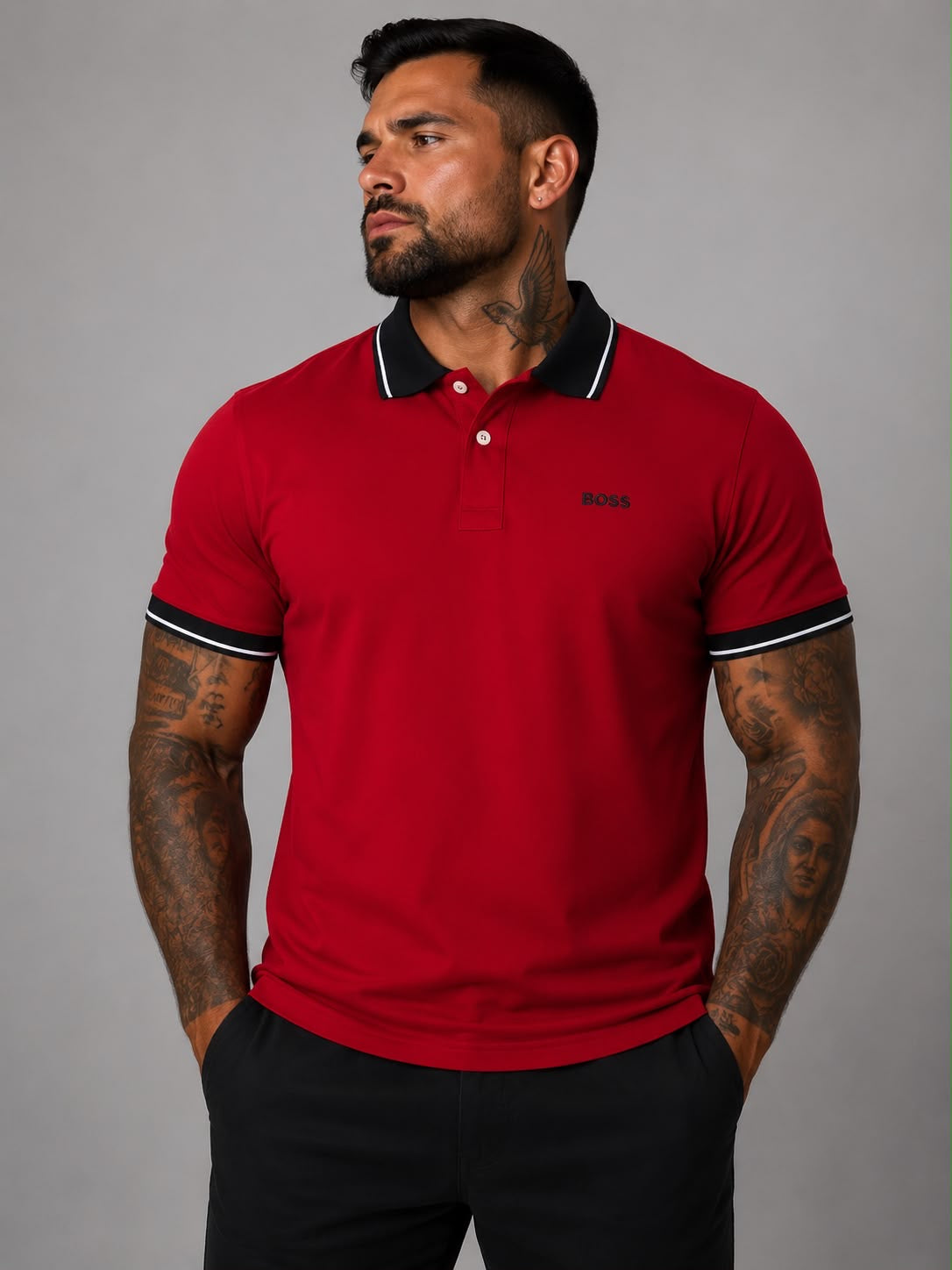 Playera Caballero Tipo Polo B@SS Roja con Cuello Negro y Líneas Blancas