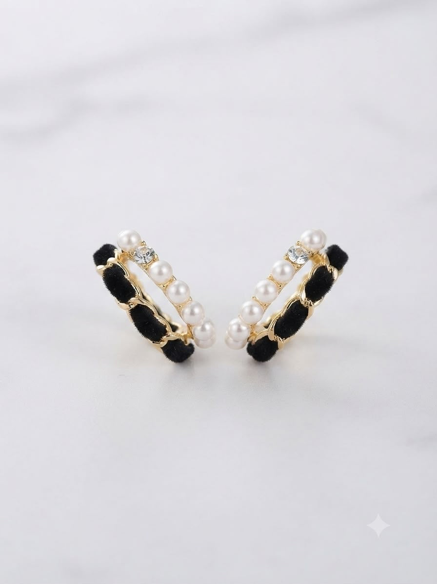 Aretes dorados doble aro con perla y detalles negros