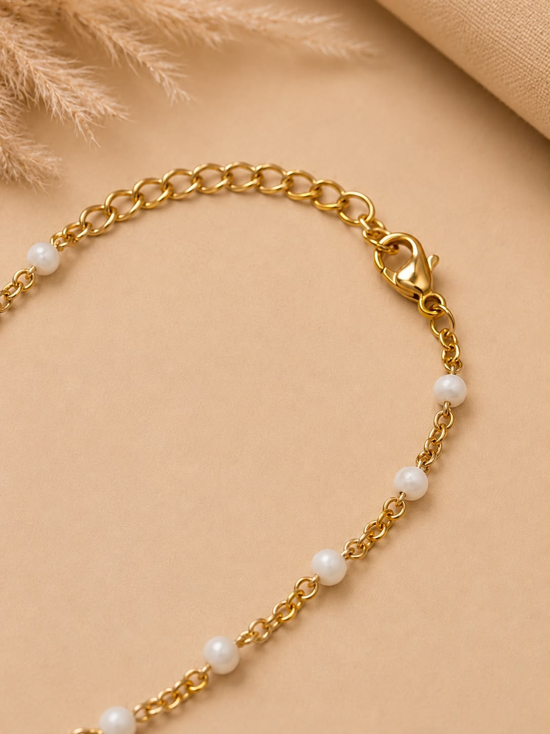 Pulsera Dama dorada con perlas delicada