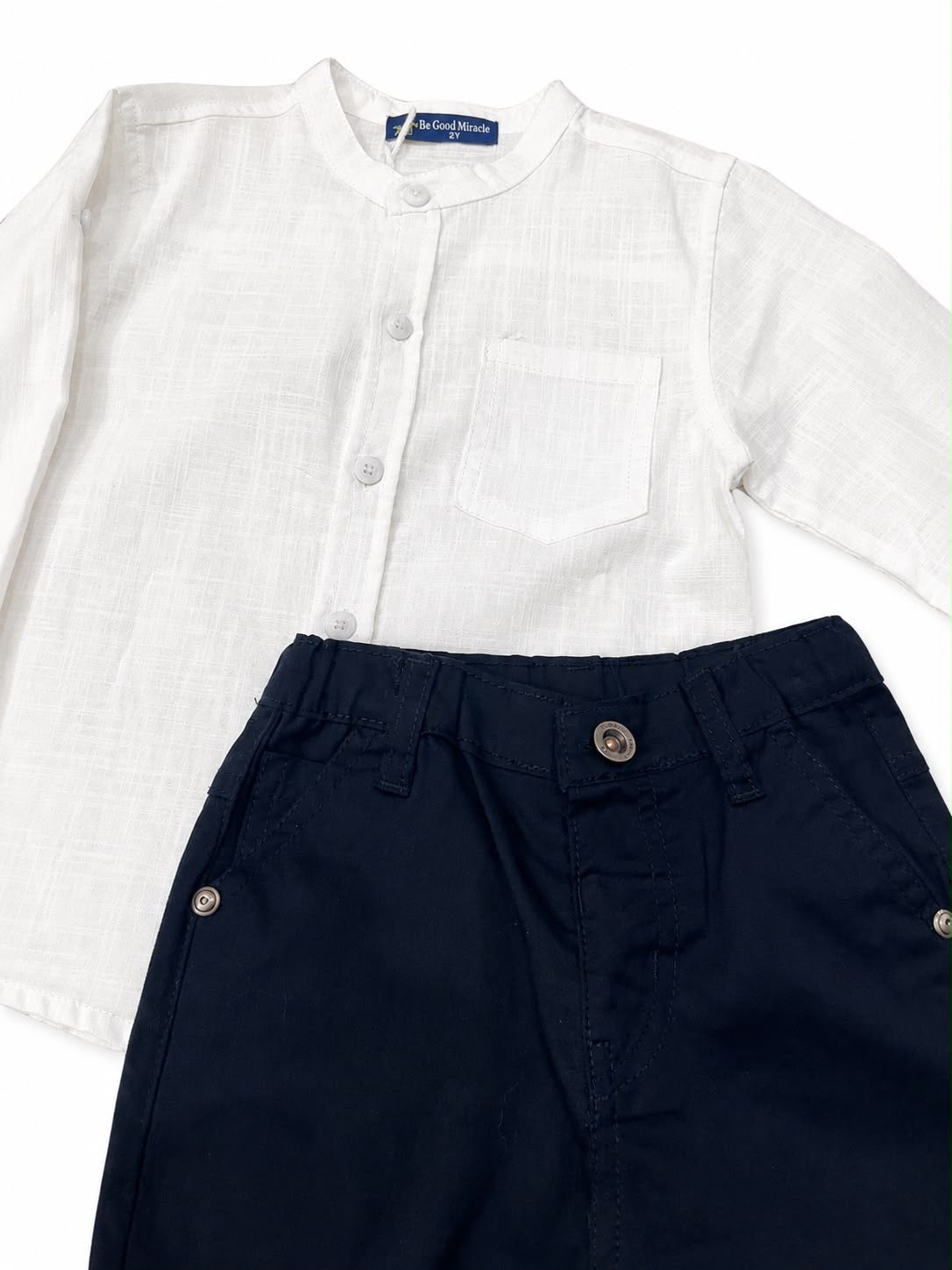 Set niño blanca con pantalón azul marino