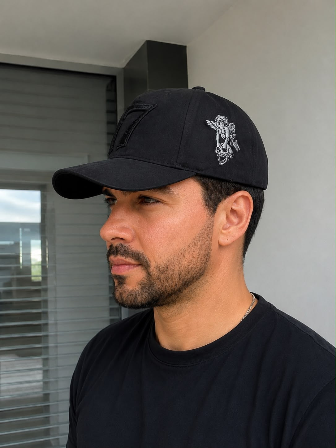 Gorra Premium 77 Negra Bordada para Caballero