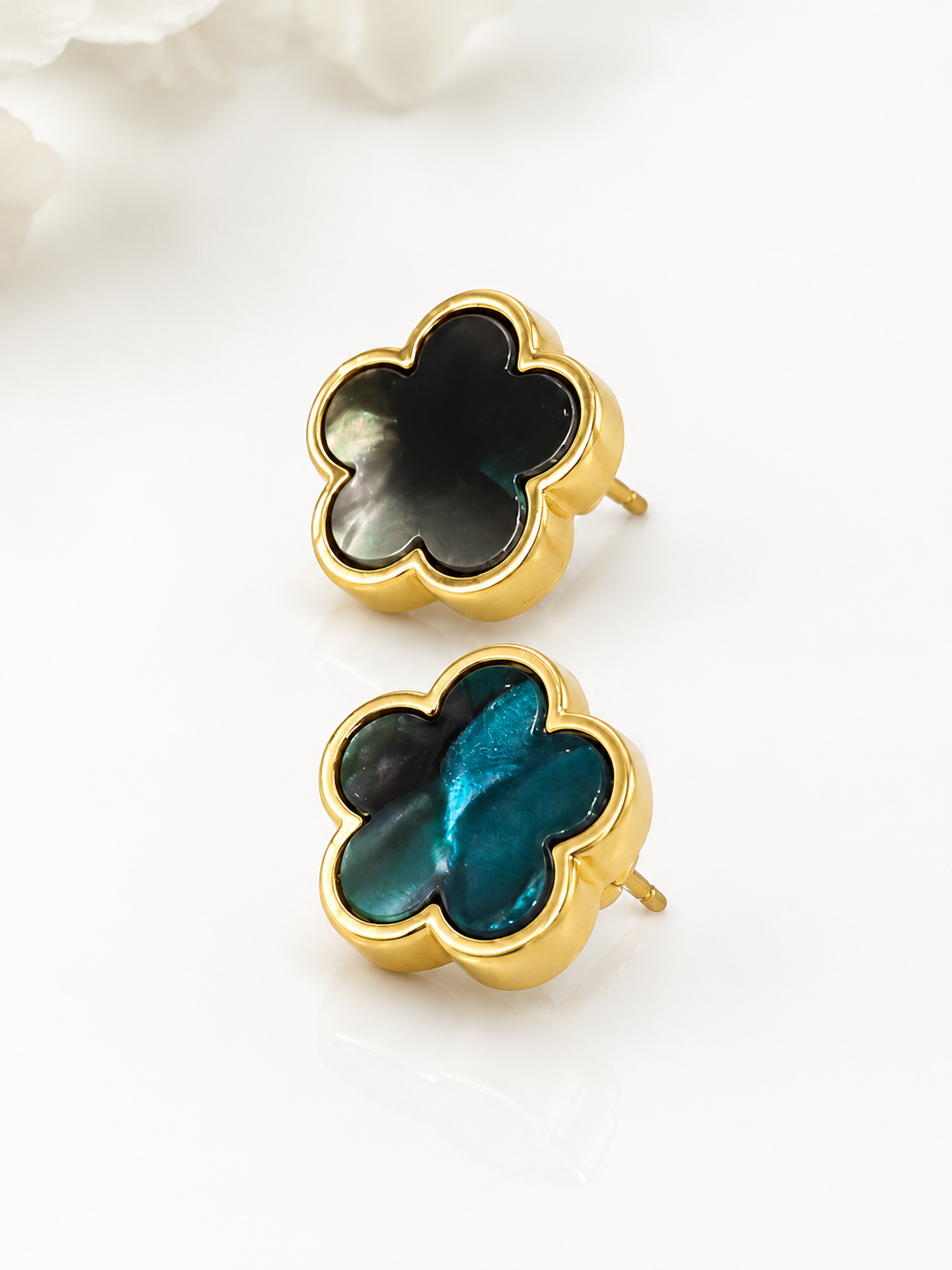 Aretes Flor Nácar Negro con Marco Dorado