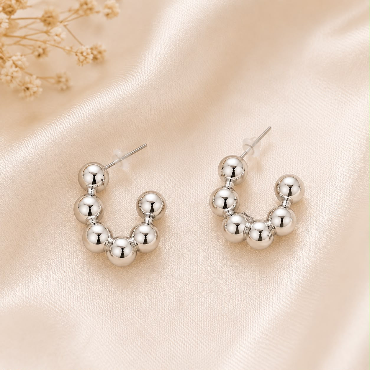 Aretes tipo argolla de esferas plateado