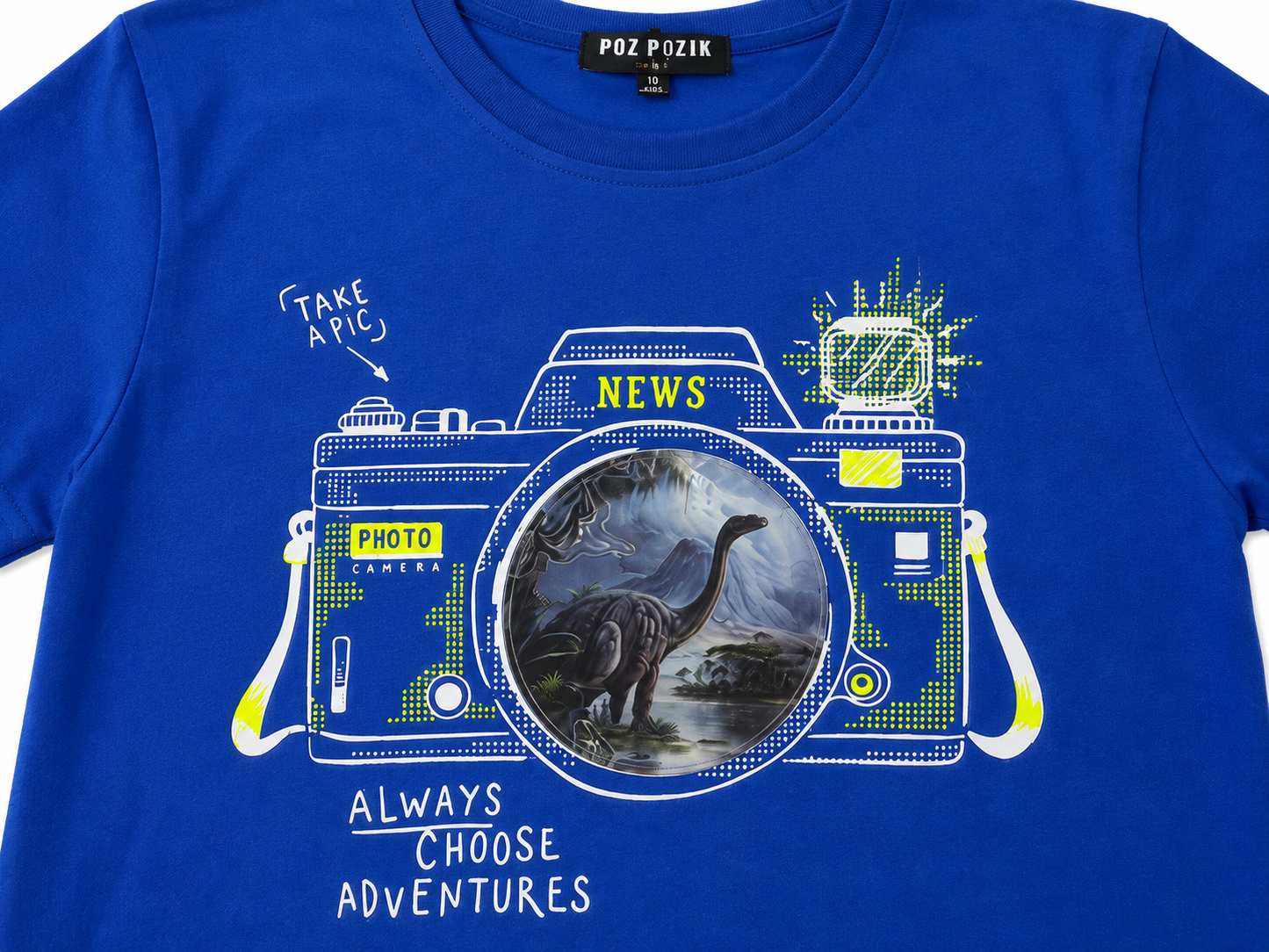 Playera niño cuello redondo color azul rey con estampado cámara y dinosaurio