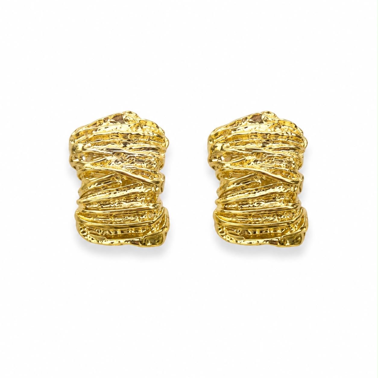 Aretes dorados diseño texturizado