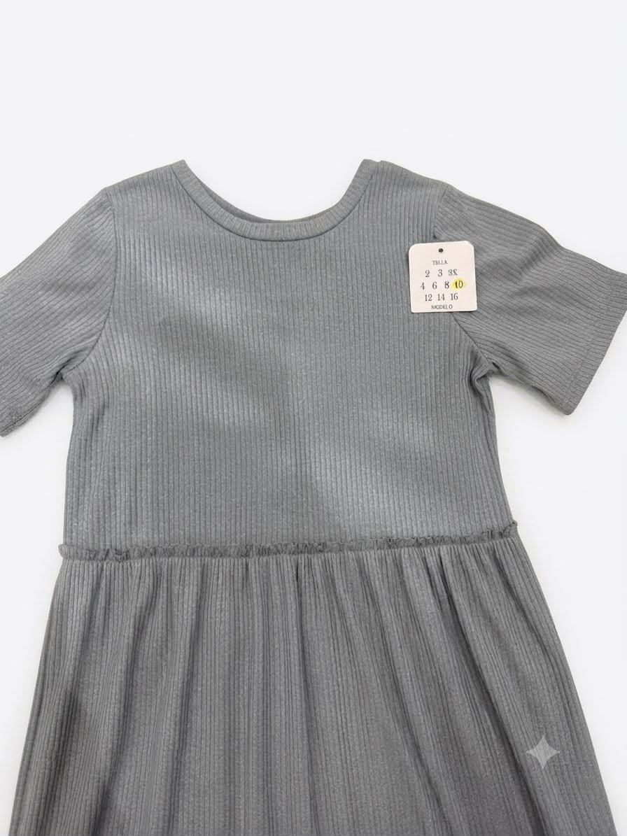 Vestido niña largo color gris de tela acanalada con manga corta y diseño de olanes