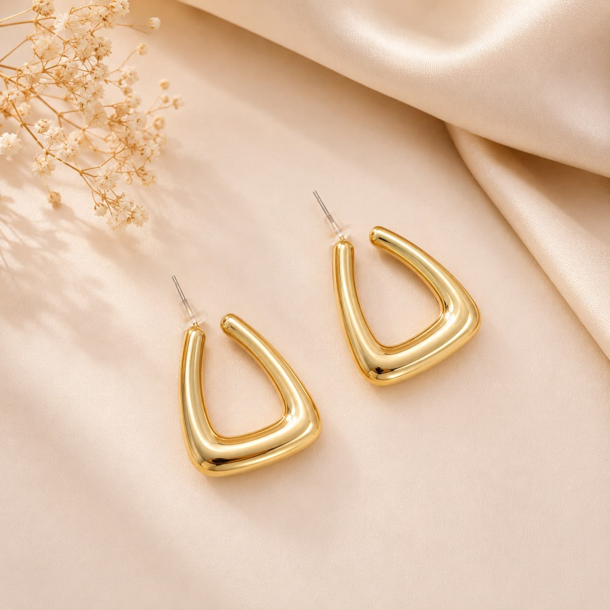 Aretes geométricos triangulares con color dorado