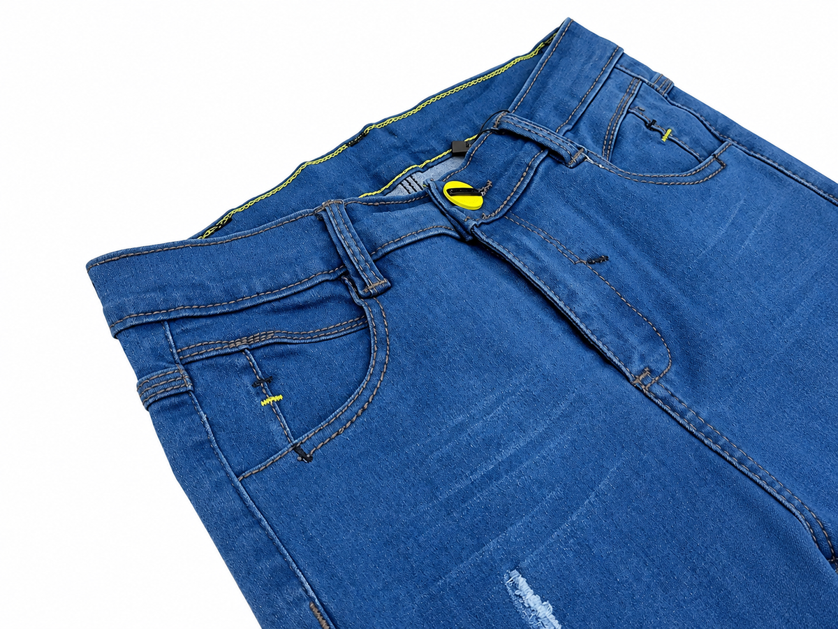 Pantalón niño de mezclilla azul con efecto desgastado y detalles rasgados