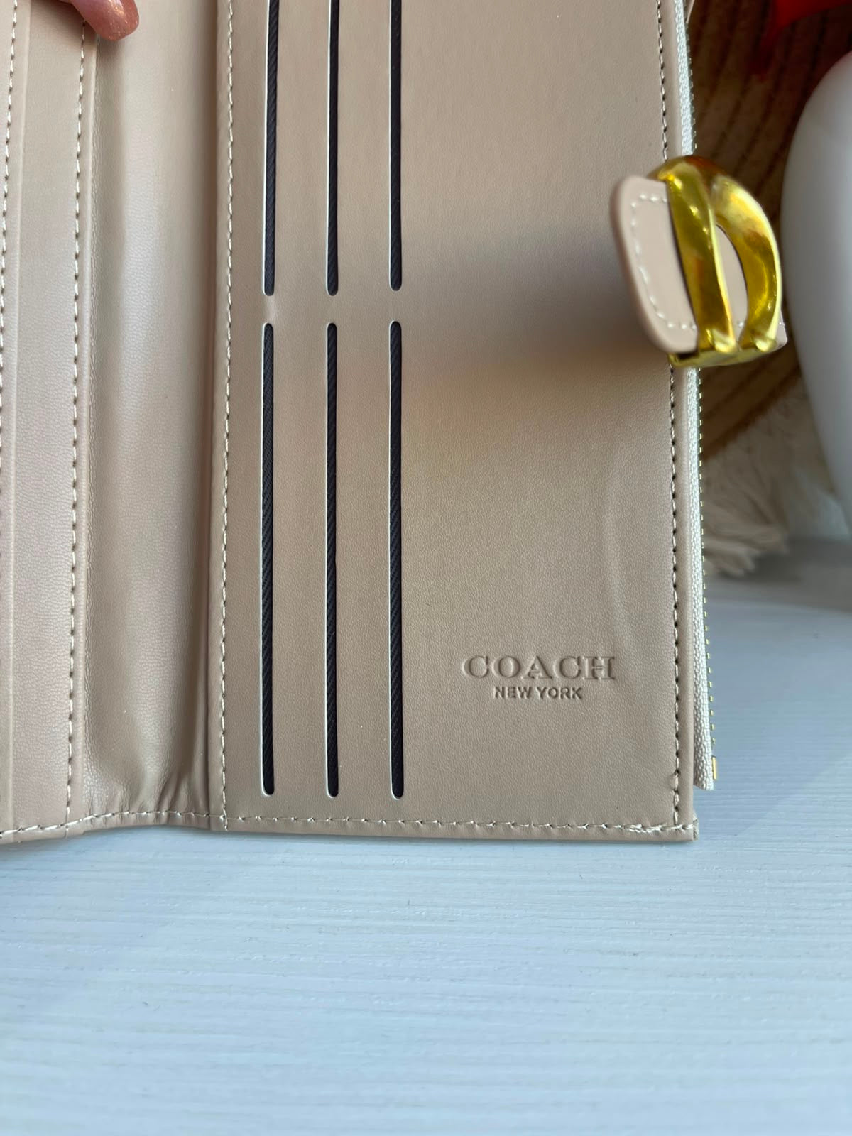 Cartera Dama color beige con herrajes dorados