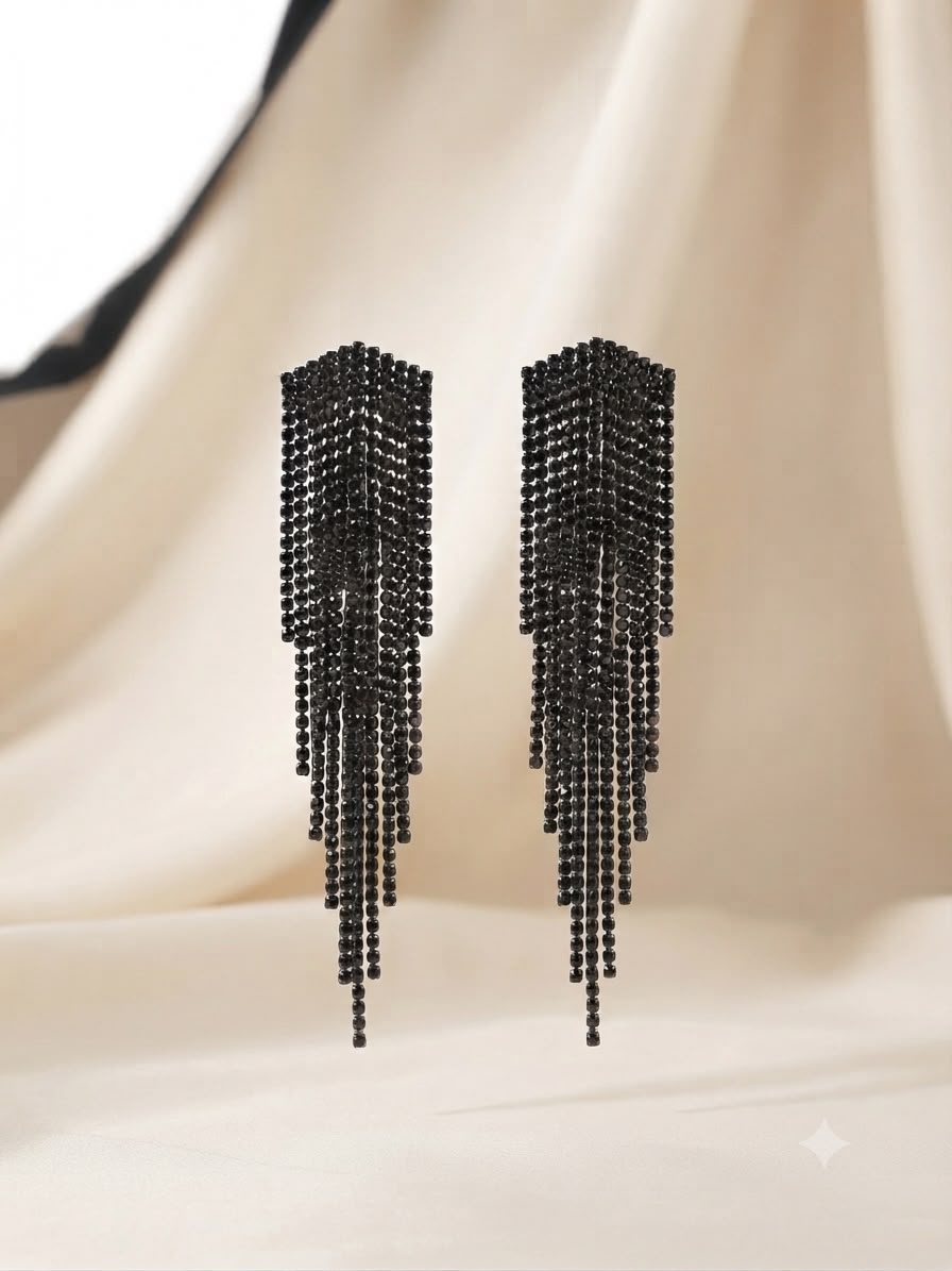 Aretes Largos de Flecos Negros – Elegancia Impactante