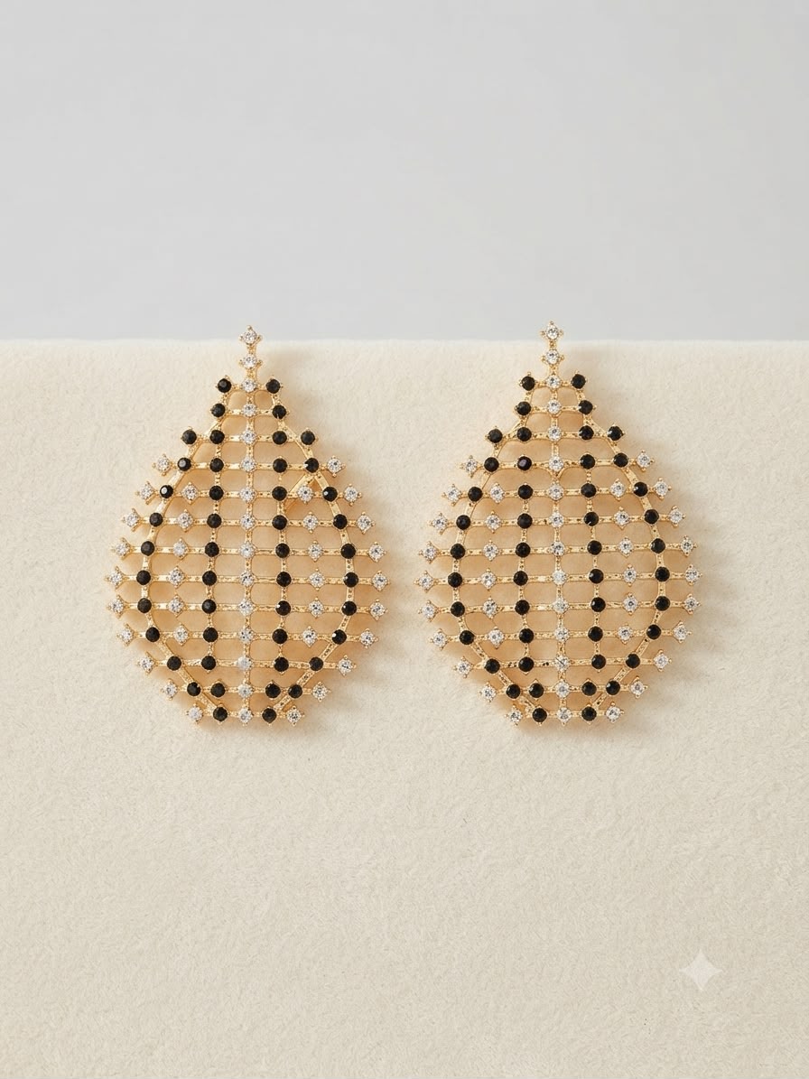 Aretes Dorados Tipo Hoja con Cristales Negros y Transparentes