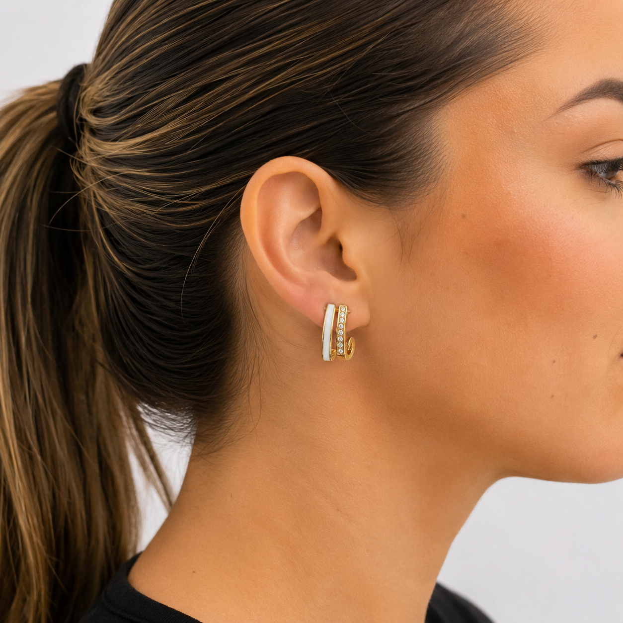 Aretes dorados con esmalte blanco y cristales