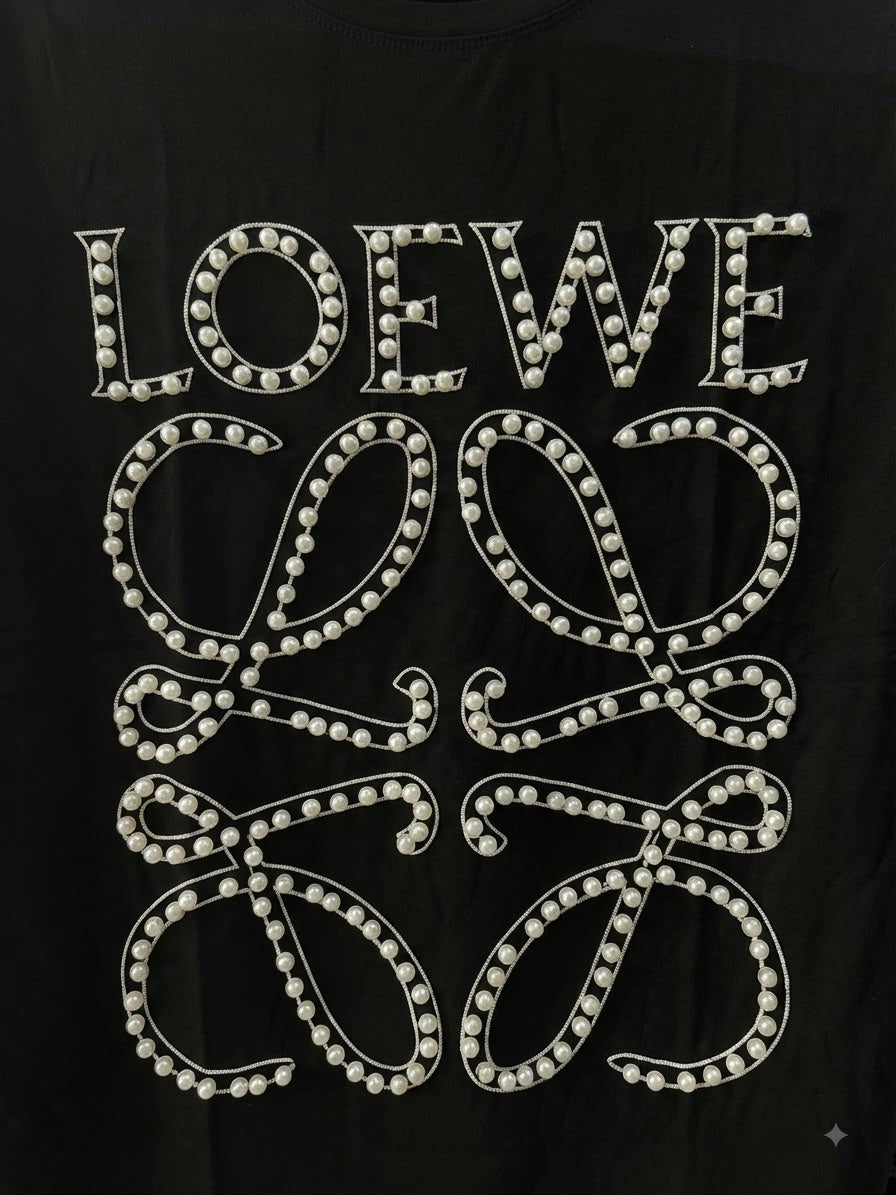 Blusa dama negra con diseño de moños y detalles brillantes