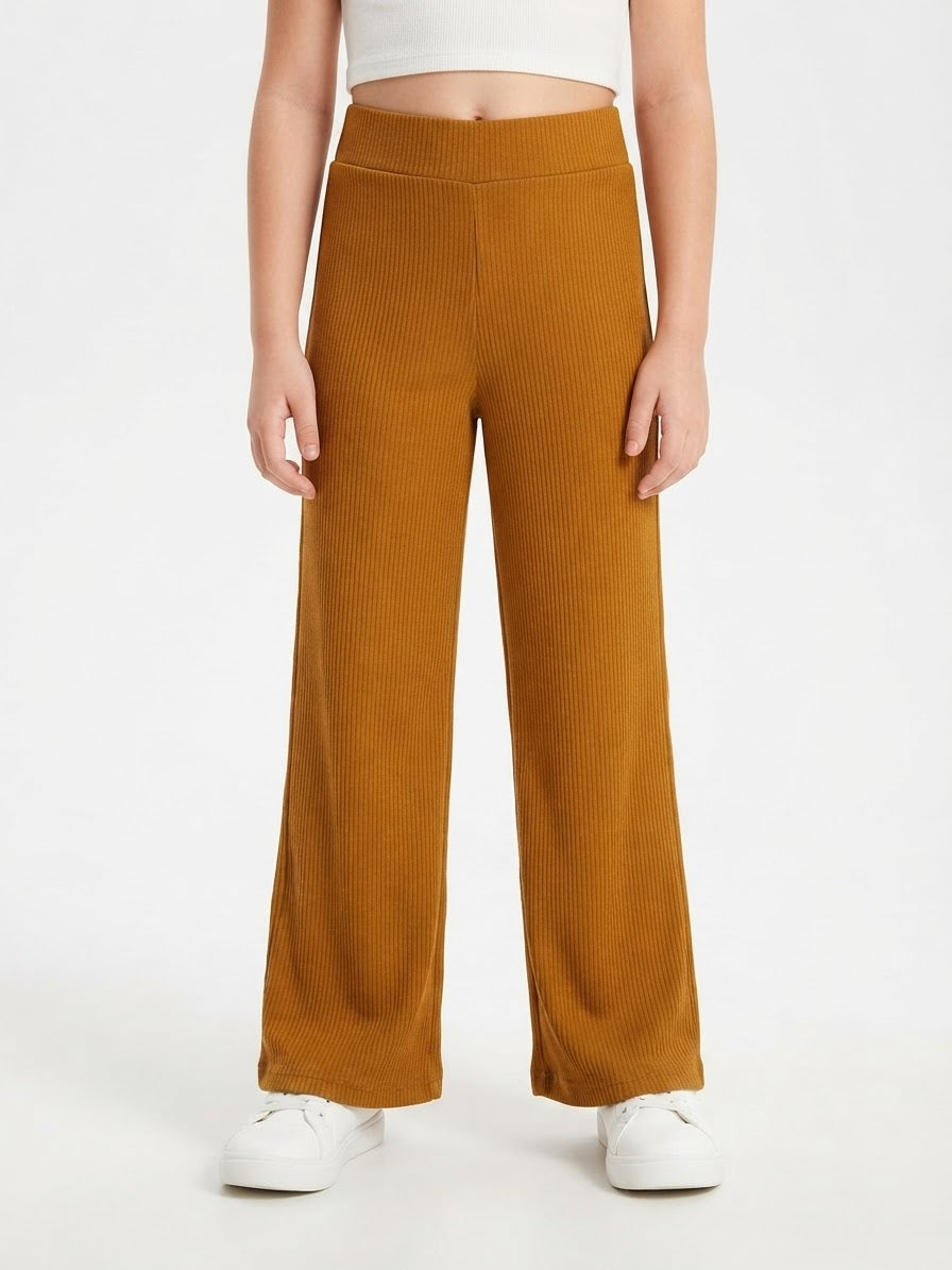 Pantalón niña camel de pierna amplia y textura acanalada 🤎