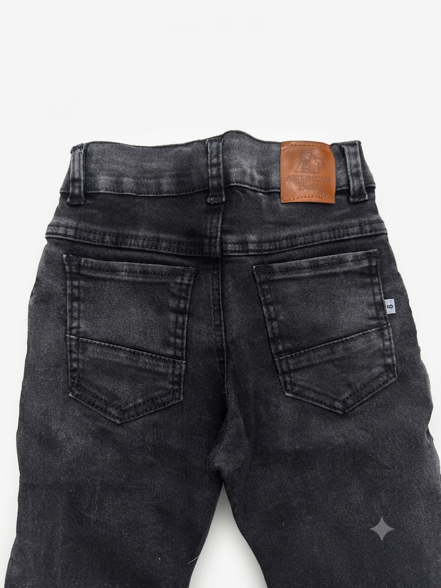 Pantalón niño mezclilla negro con diseño urbano
