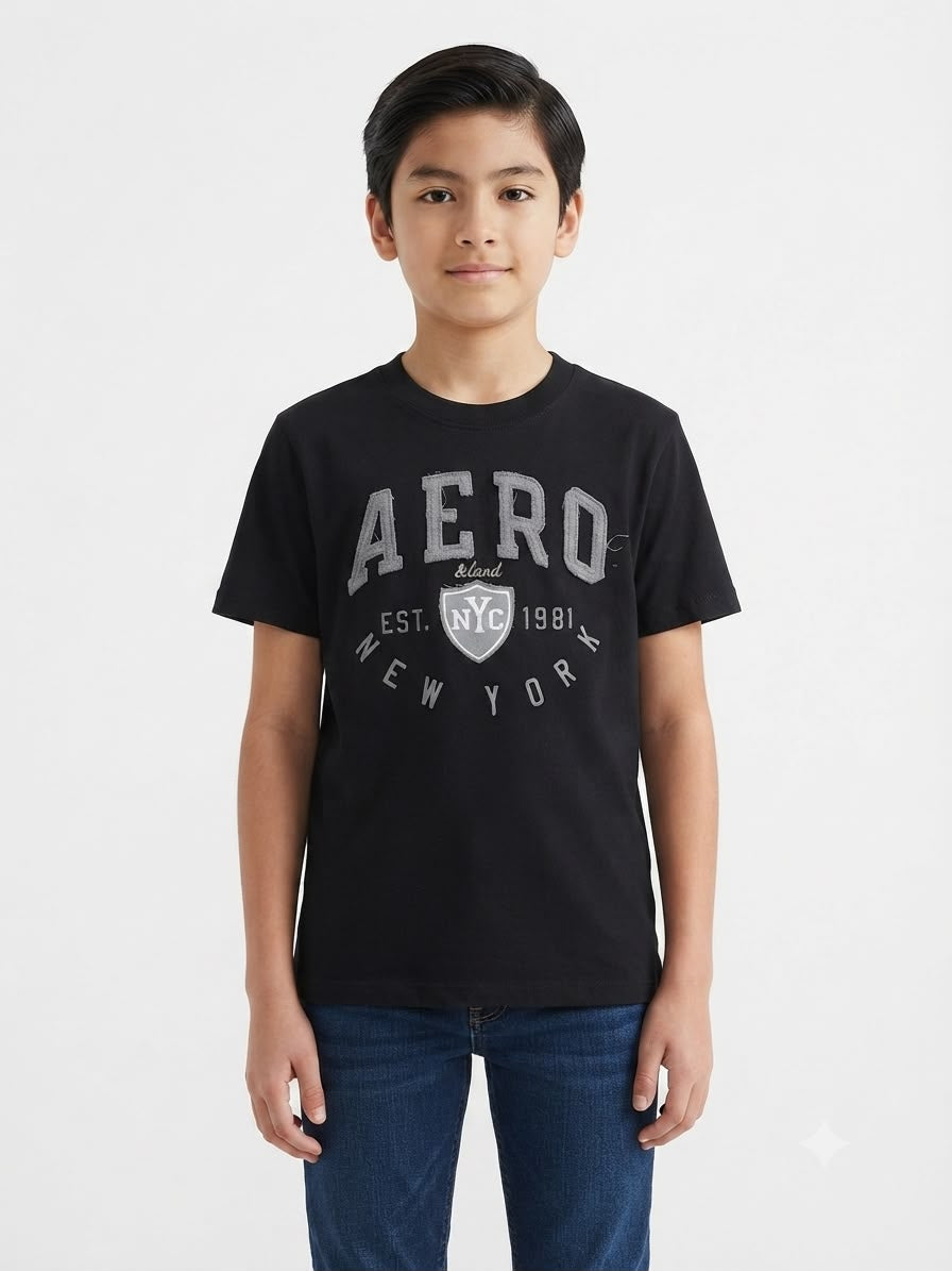 Playera niño cuello redondo color negro con estampado frontal