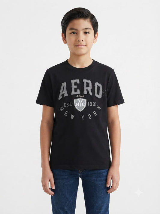 Playera niño cuello redondo color negro con estampado frontal