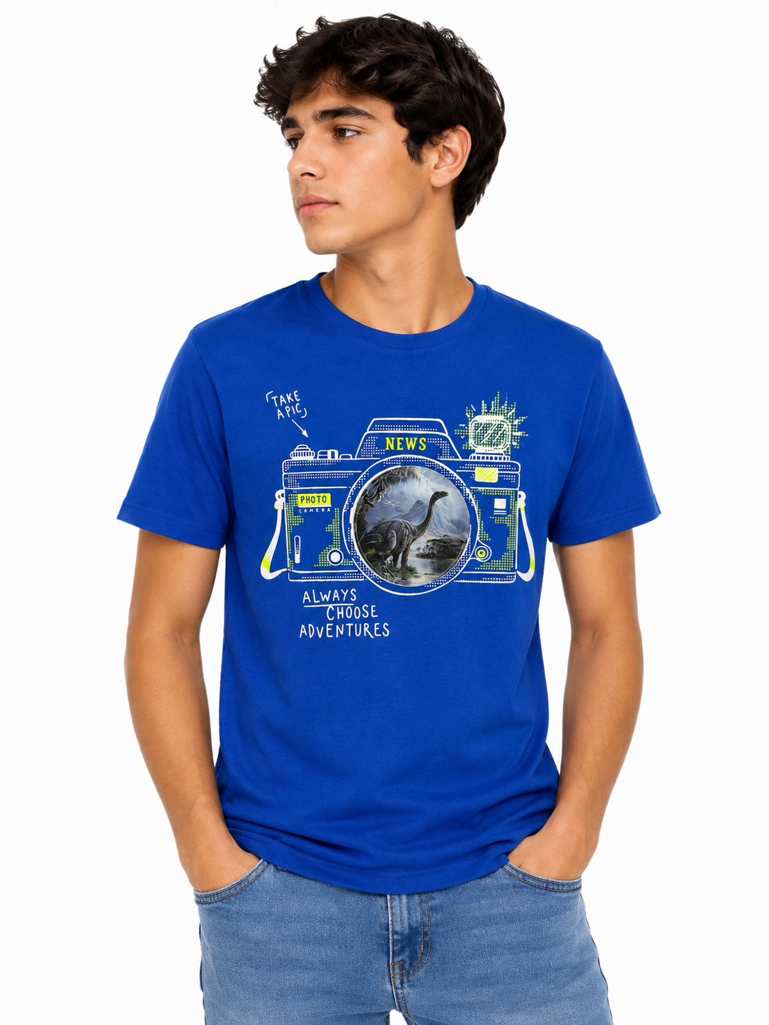 Playera niño cuello redondo color azul rey con estampado cámara y dinosaurio