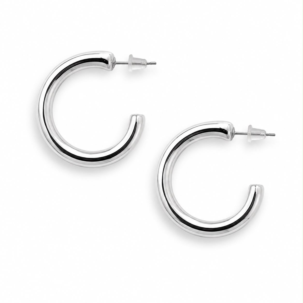 Aretes tipo argolla plateados de acabado liso