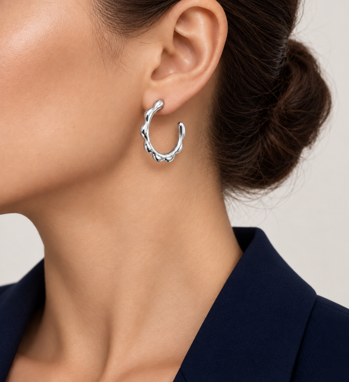 Aretes dama de aro plateado ondulado