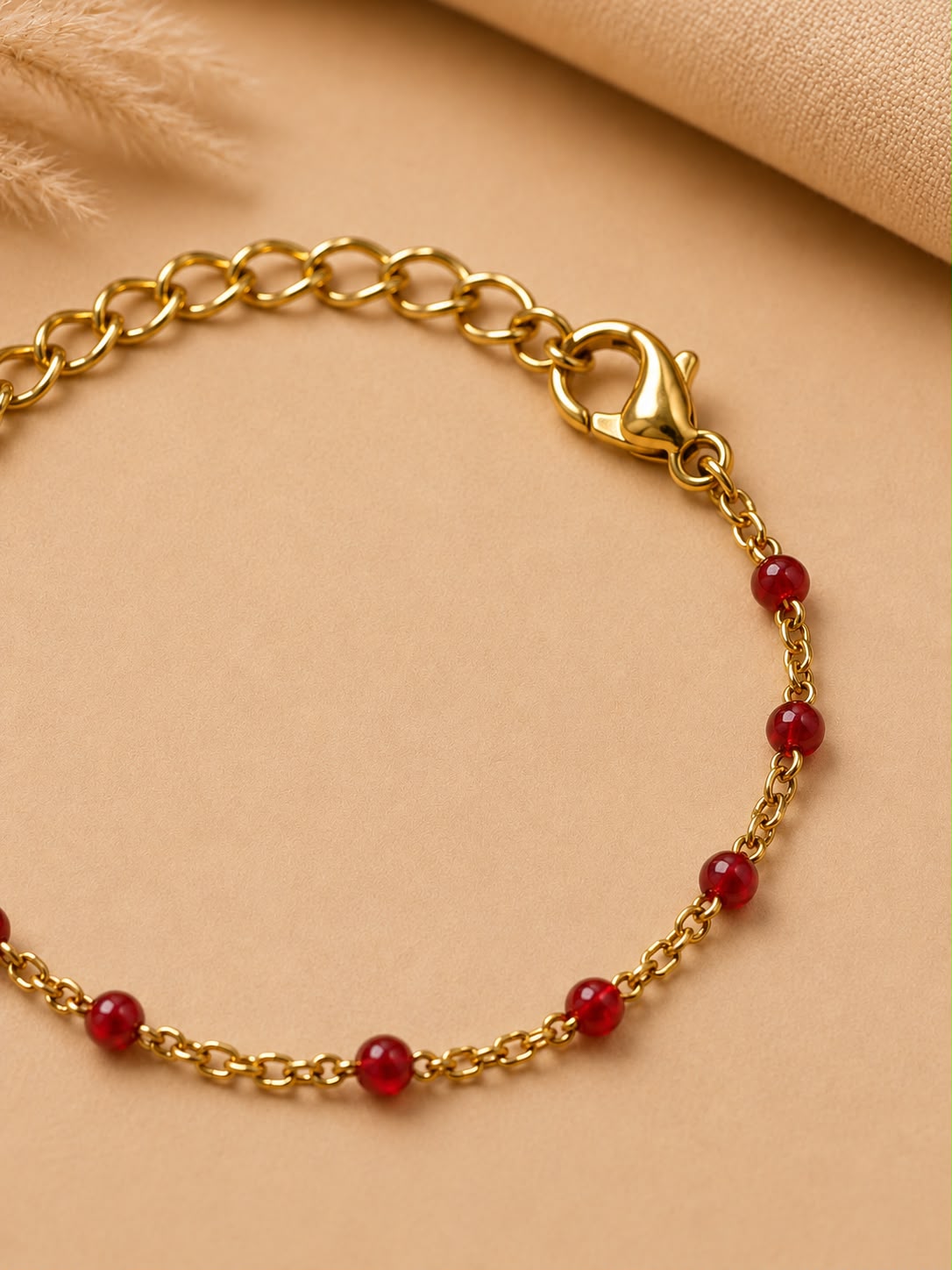 Pulsera Dama dorada con cuentas rojas