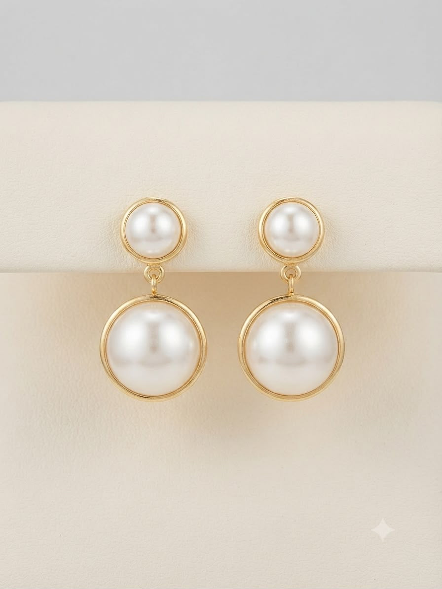 Aretes colgantes doble perla con acabado dorado