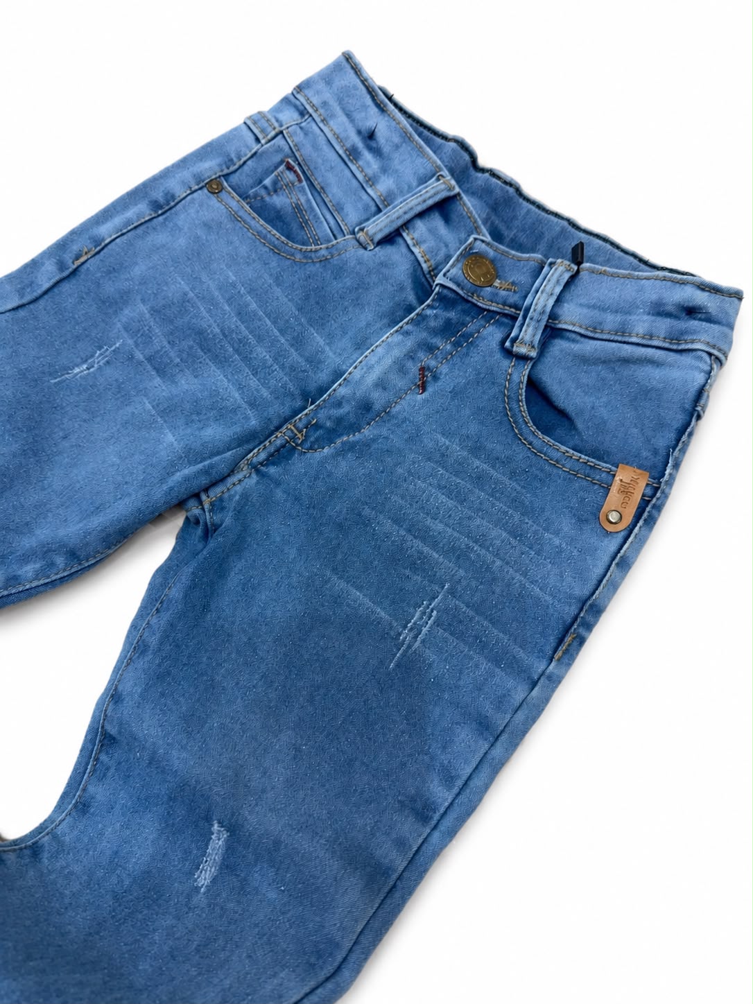 Pantalón niño mezclilla azul claro con detalles desgastados
