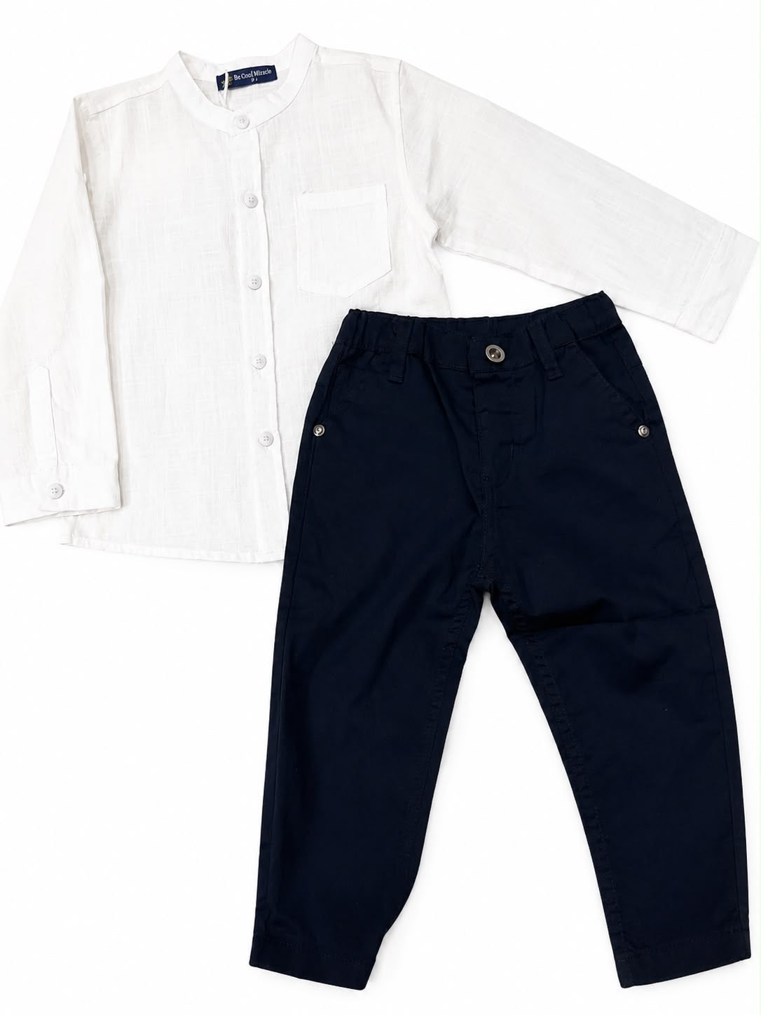 Set niño blanca con pantalón azul marino