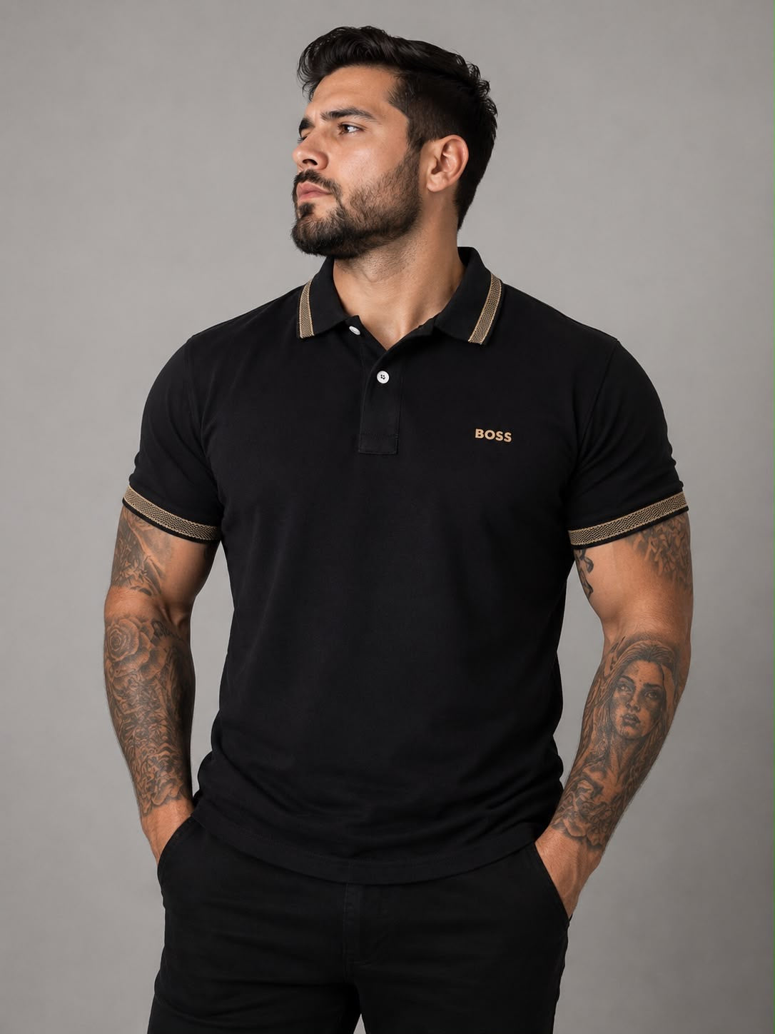 Playera Caballero Tipo Polo Negra con Detalles Dorados y Bordado Frontal B@SS