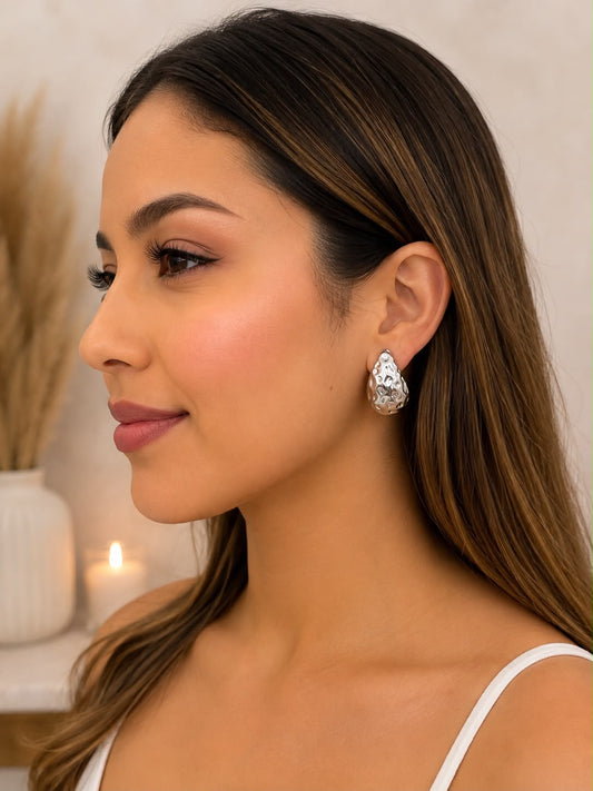 Aretes tipo gota texturizados color plateado