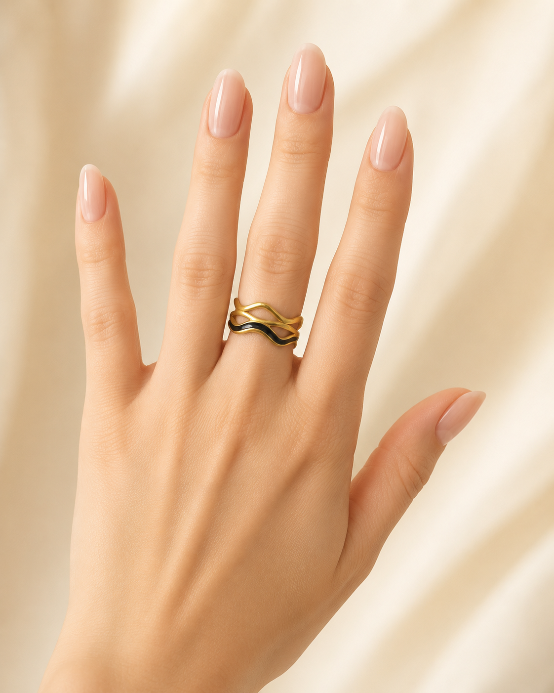 Anillo dama dorado con ondas y detalle negro ✨🖤