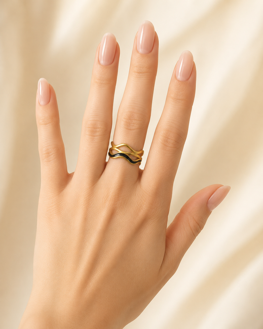 Anillo dama dorado con ondas y detalle negro ✨🖤