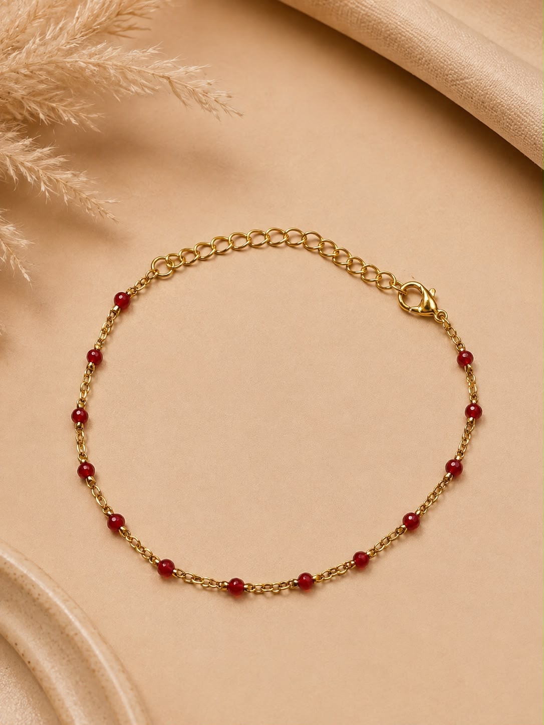 Pulsera Dama dorada con cuentas rojas
