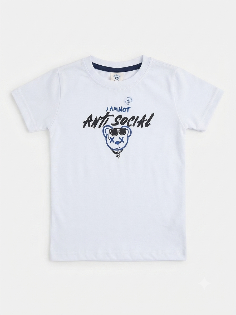 Playera niño cuello redondo manga corta color blanco con estampado frontal moderno