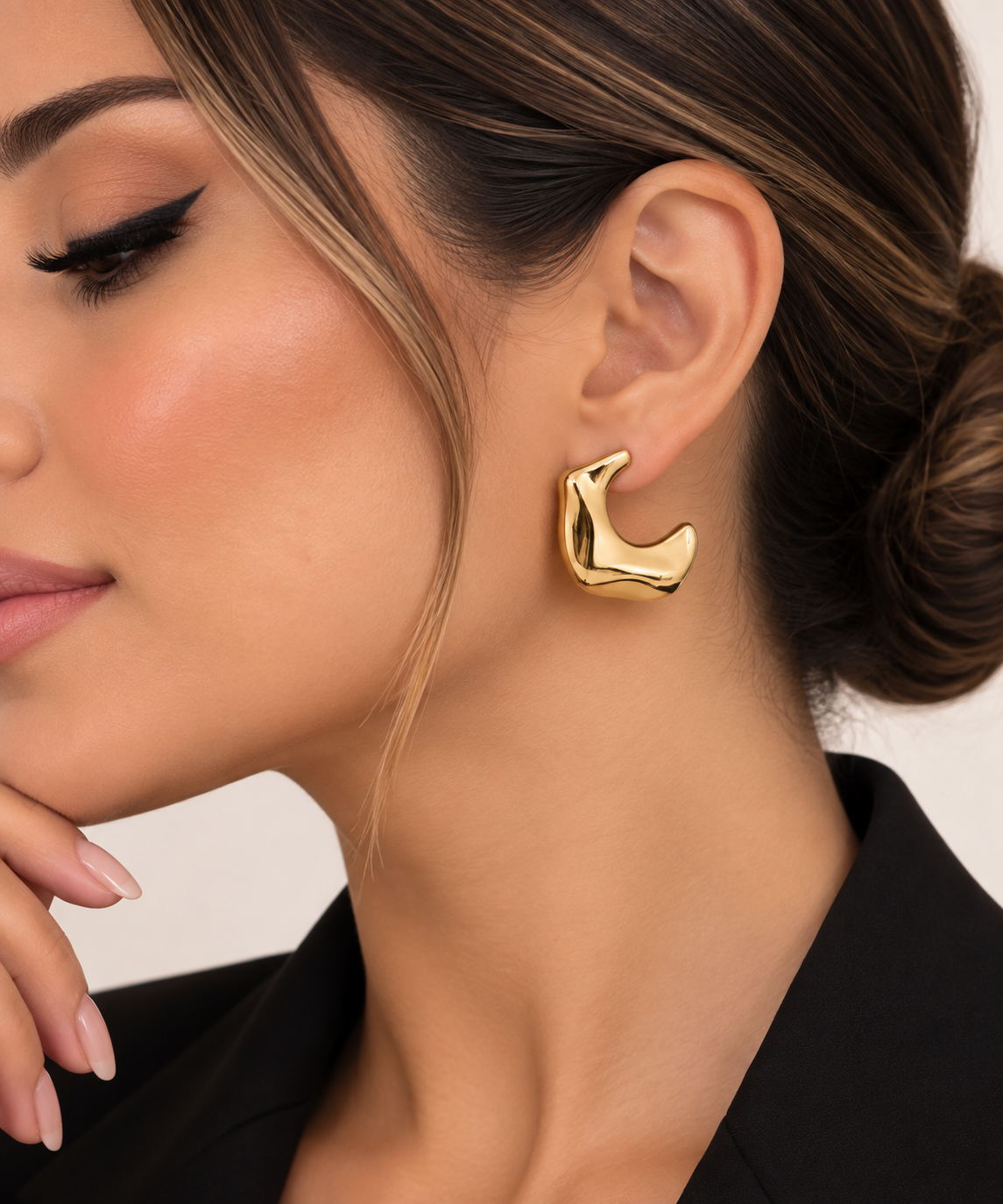 Aretes dama de aro ancho con diseño moderno ✨