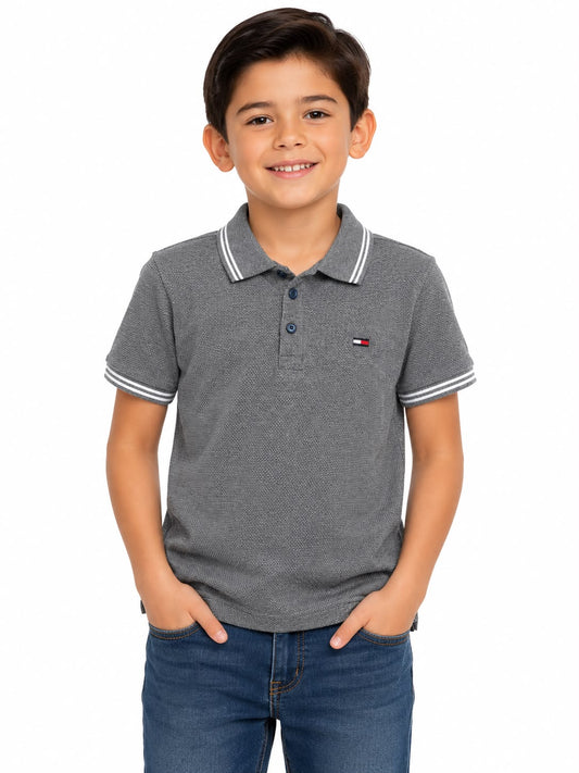 Playera niño tipo polo color gris oscuro manga corta