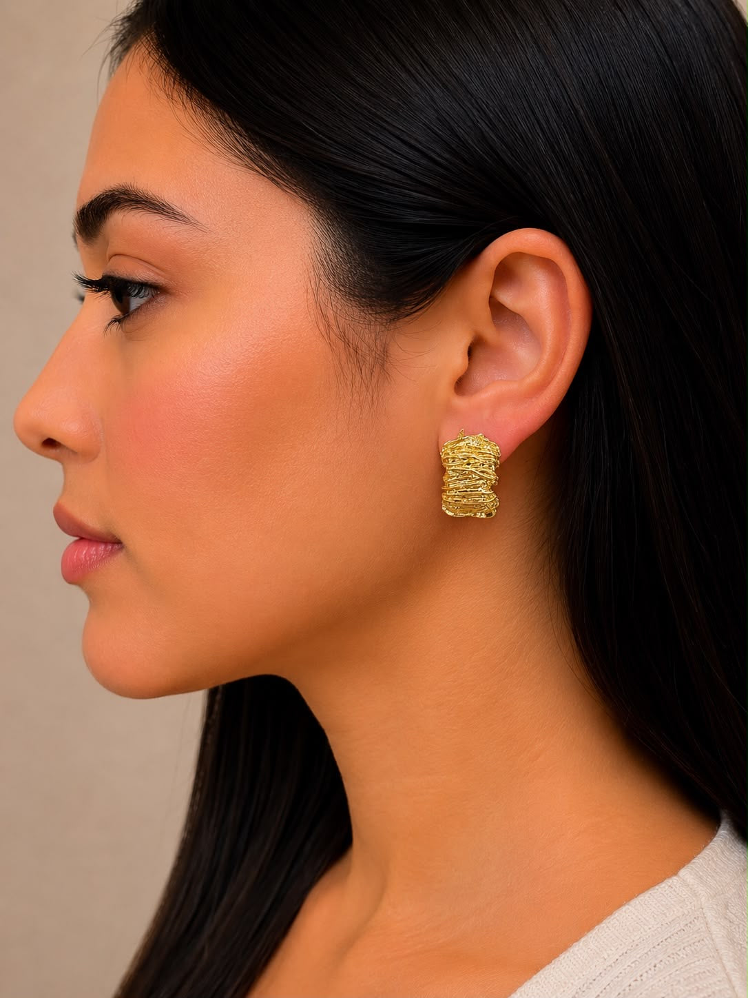 Aretes dorados diseño texturizado