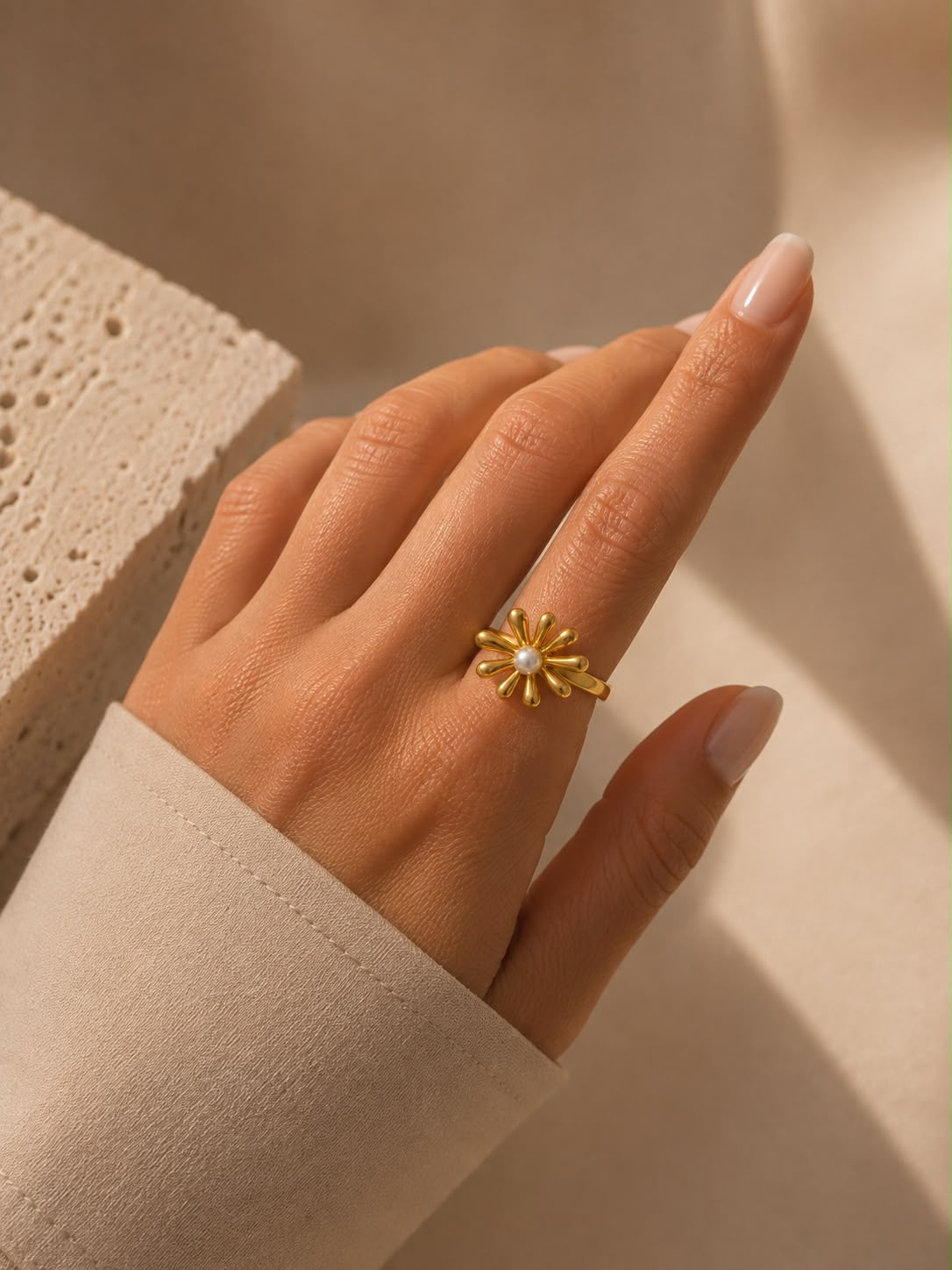 Anillo Dama dorado diseño floral con perla ✨