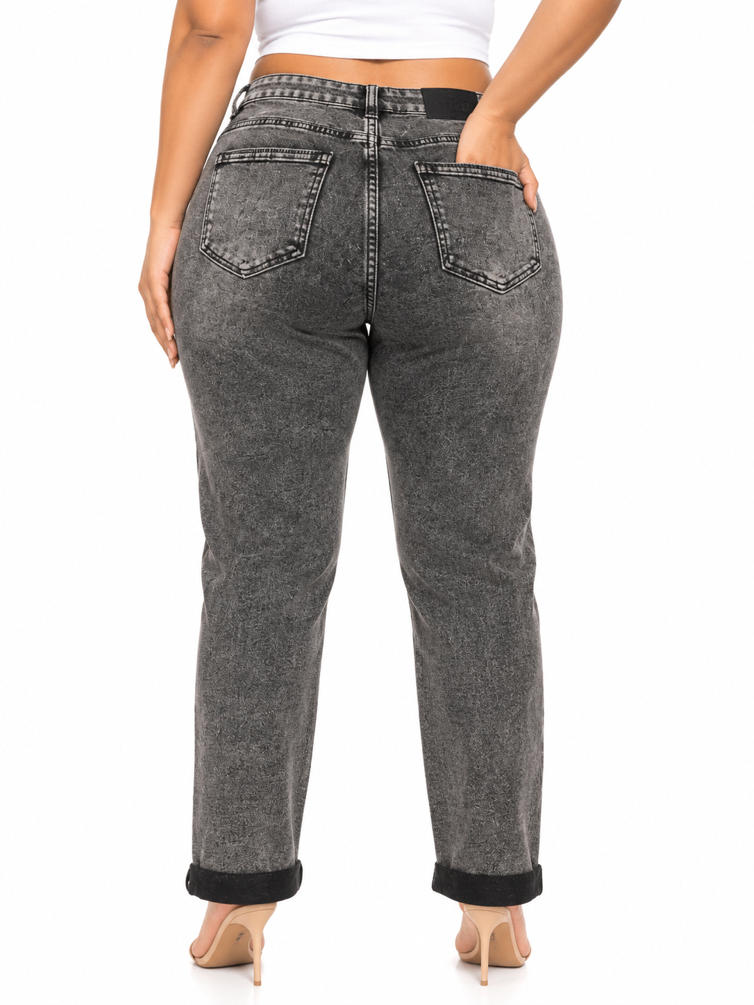 Pantalón dama mezclilla mom fit gris deslavado con dobladillo